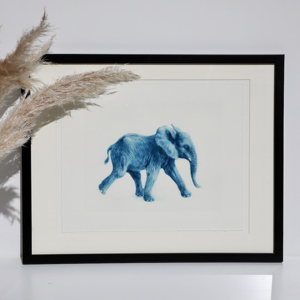 ELEPHANT PRINT BLAU GERAHMT